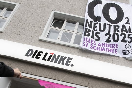 Berlin am Montag: Aktivisten der Umweltschutzorganisation "Extinction Rebellion" protestieren in der Bundeszentrale der Partei "Die Linke".