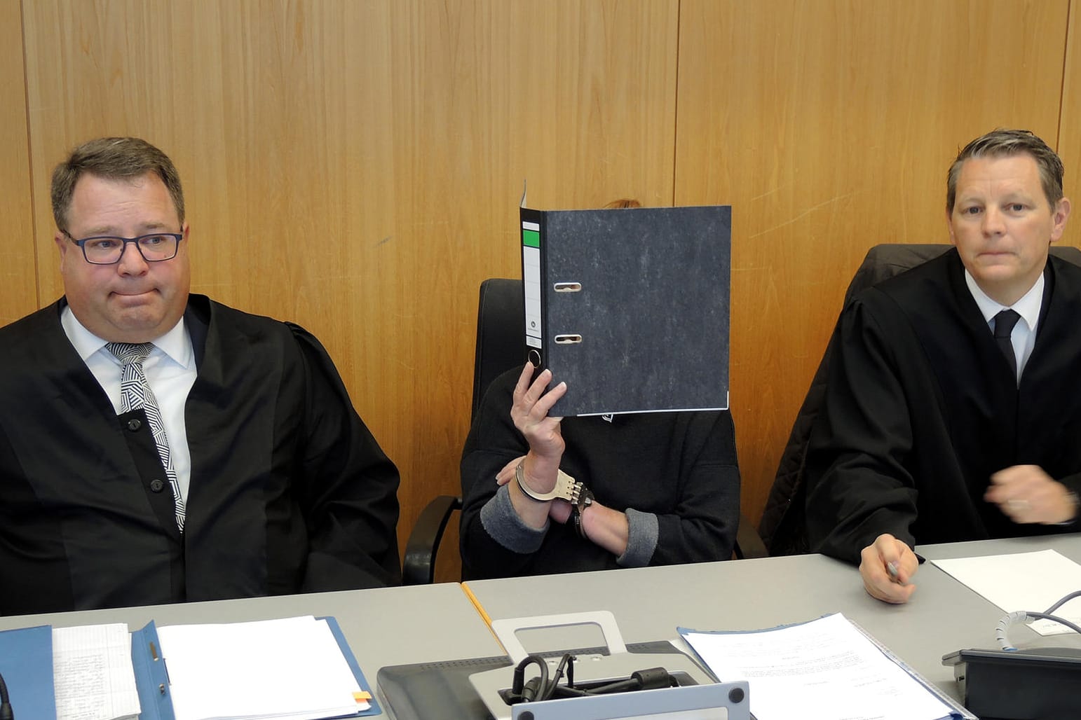 Die Angeklagte (m) im Landgericht Ulm: Die Frau soll sich an zwei demenzkranken Seniorinnen vergangen haben.