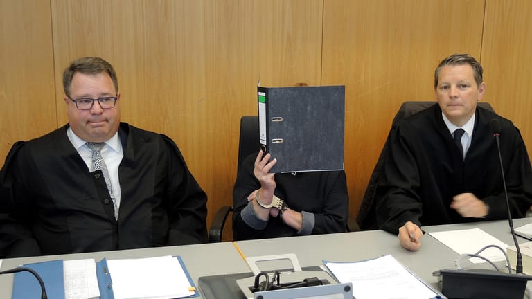 Die Angeklagte (m) im Landgericht Ulm: Die Frau soll sich an zwei demenzkranken Seniorinnen vergangen haben.