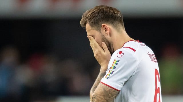 Der Kölner Marco Höger kann das bittere 0:4 nicht fassen.