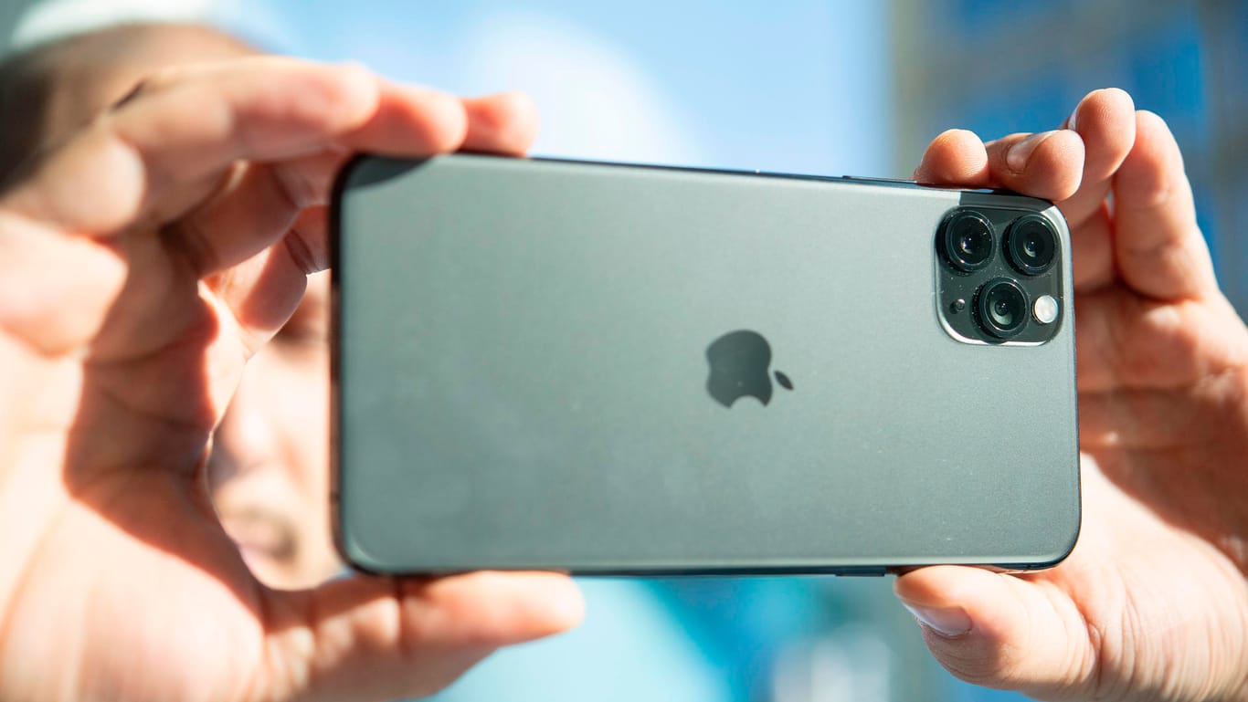Ein Tester hält das neue iPhone 11 Pro zum Fotografieren hoch: Im neuen iPhone 11 Pro Max findet man ein Tele-Objektiv mit einer Brennweite von 52 mm.