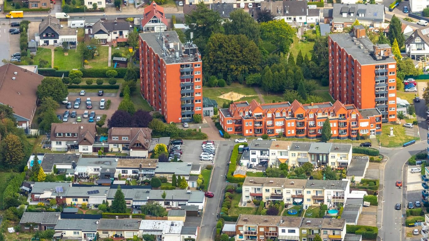 Luftbild einer Haussiedlung: Viele Bauherren bevorzugen neuerdings ein Flachdach.