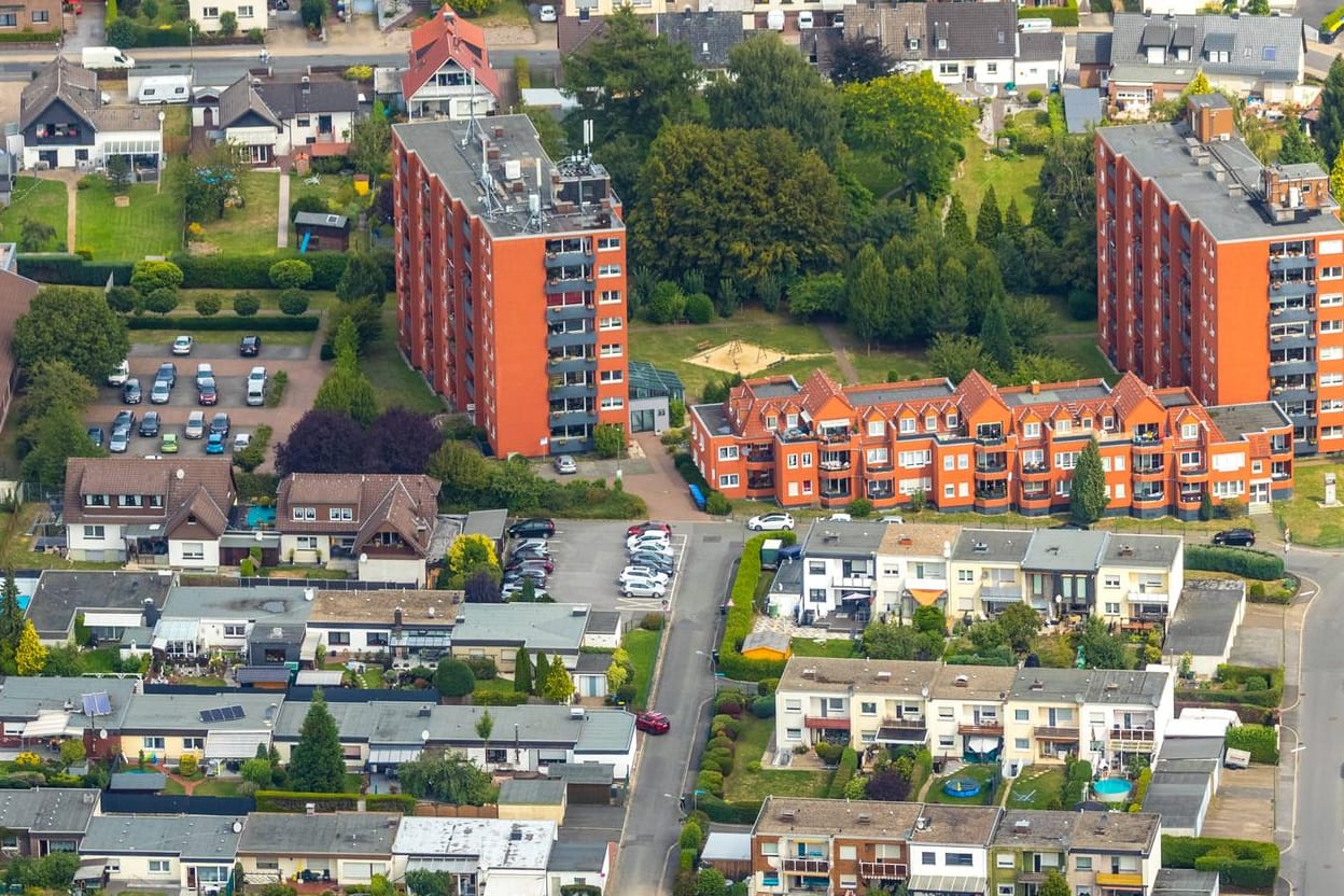 Luftbild einer Haussiedlung: Viele Bauherren bevorzugen neuerdings ein Flachdach.