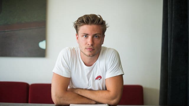 Schauspieler Jannik Schümann in einem Berliner Cafe.