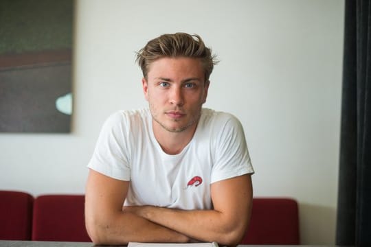 Schauspieler Jannik Schümann in einem Berliner Cafe.