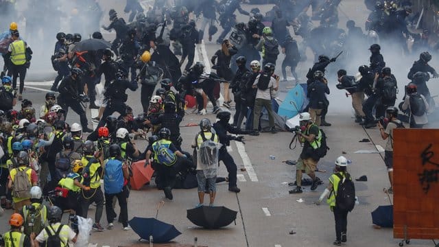 Am Sonntag kam es in Hongkong erneut zu Zusammenstößen zwischen Demonstranten und der Polizei. Am Sonntag kam es in Hongkong erneut zu Zusammenstößen zwischen Demonstranten und der Polizei.