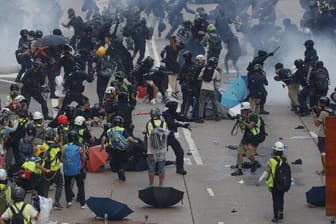 Am Sonntag kam es in Hongkong erneut zu Zusammenstößen zwischen Demonstranten und der Polizei.