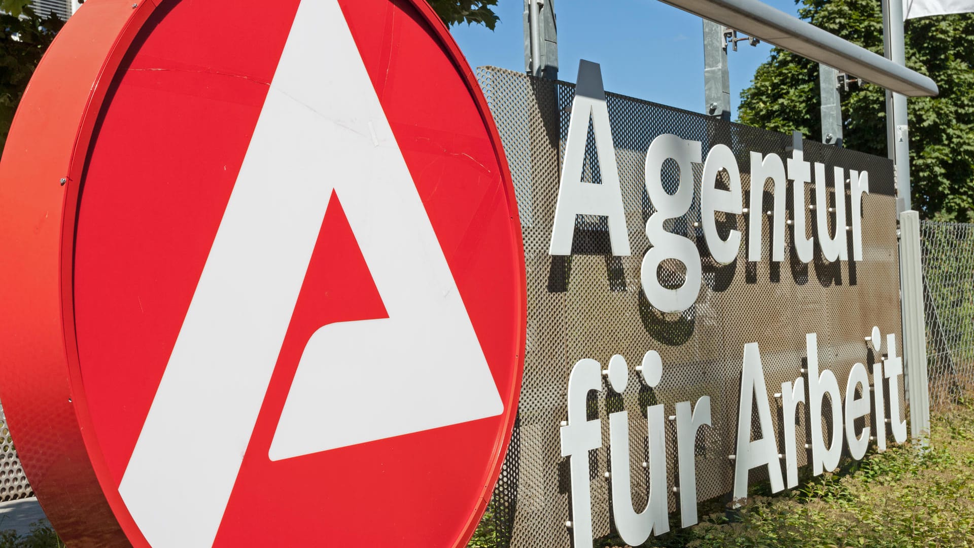 Die Agentur für Arbeit: Die Arbeitslosenquote sank um 0,2 Prozentpunkte auf 4,9 Prozent.