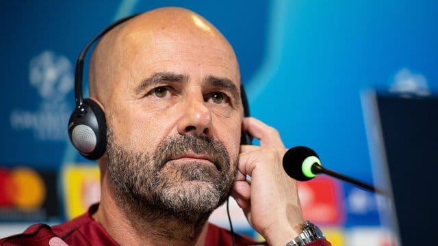 Lässt einen Einsatz von Jonathan Tah offen: Leverkusens Trainer Peter Bosz bei der Pressekonferenz im Stadion von Juventus.