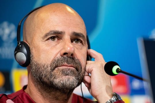 Lässt einen Einsatz von Jonathan Tah offen: Leverkusens Trainer Peter Bosz bei der Pressekonferenz im Stadion von Juventus.