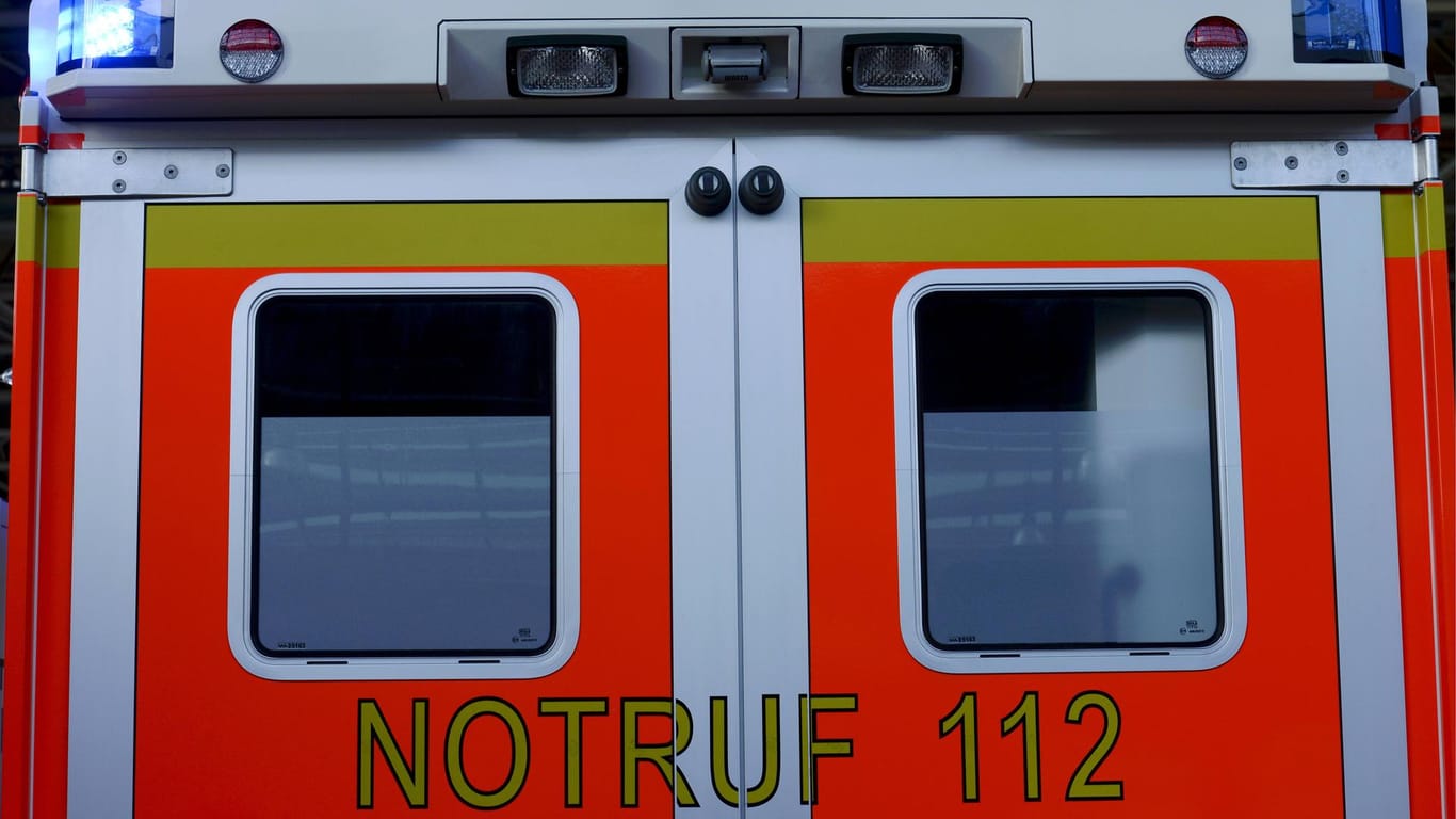 Rettungswagen der Feuerwehr (Symbolbild): Zeugen entdeckten den verletzten Mann und wählten den Notruf.