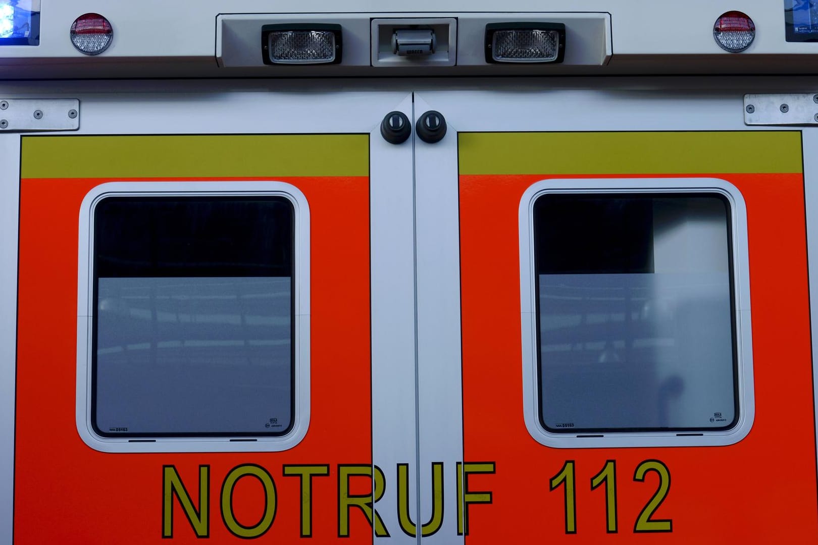 Rettungswagen der Feuerwehr (Symbolbild): Zeugen entdeckten den verletzten Mann und wählten den Notruf.