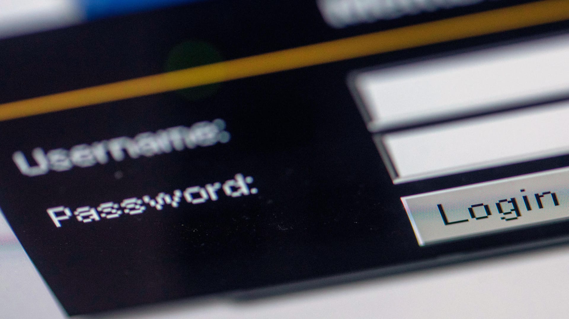 Auf einer Internetseite wird der Username und das Passwort abgefragt: Ein zweistufiges Login-Verfahren kann für mehr Sicherheit sorgen.