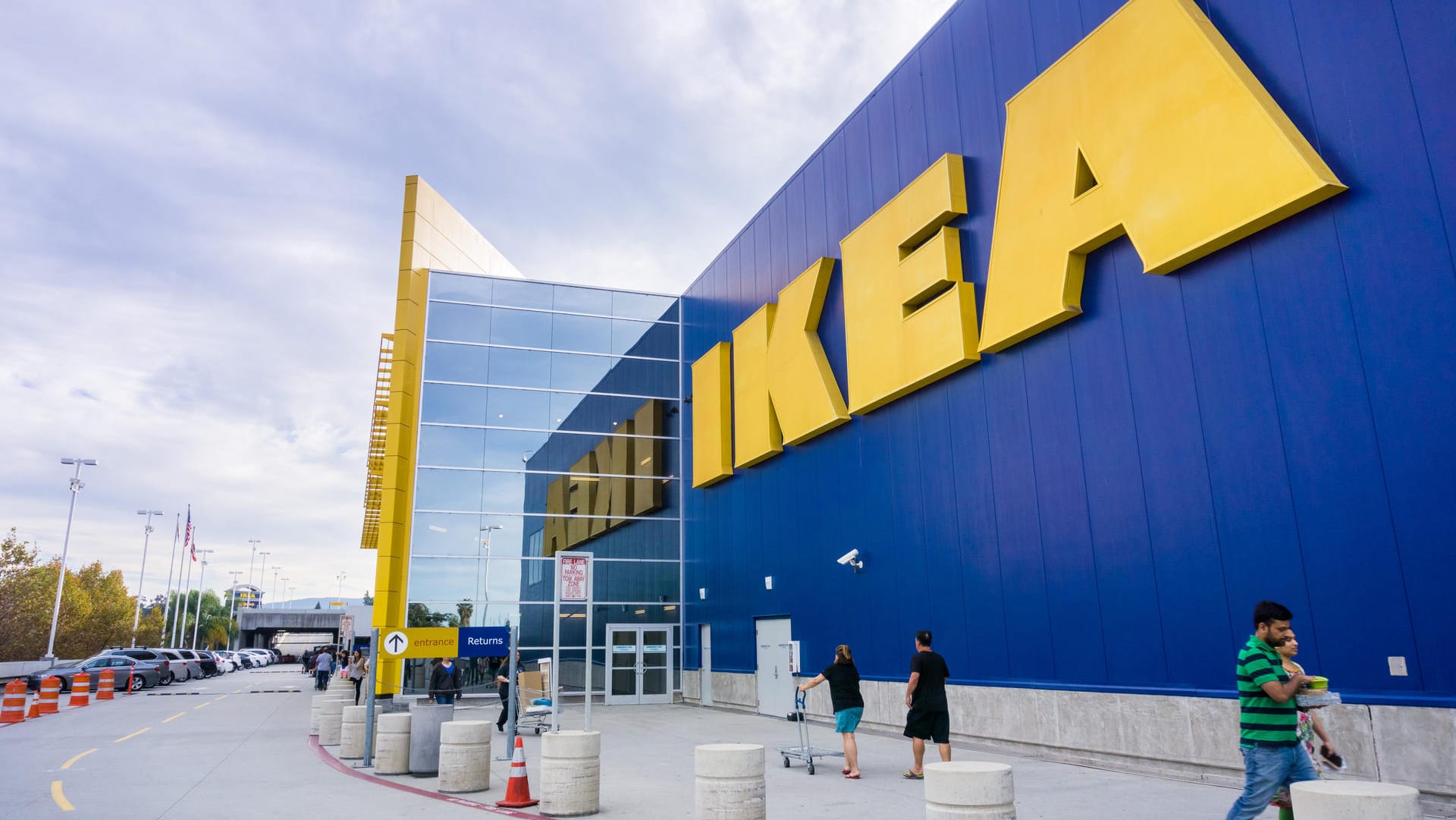 Eine Ikea-Filiale: Das Unternehmen ruft Lätzchen für Babys und Kleinkinder zurück.