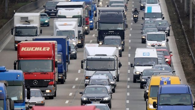 Der ADAC rechnet damit, dass viele Kurzurlauber den Tag der Deutschen Einheit mit einem Brückentag am Freitag verbinden. Der ADAC rechnet damit, dass viele Kurzurlauber den Tag der Deutschen Einheit mit einem Brückentag am Freitag verbinden.