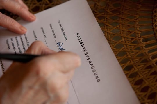 Verbraucher sollten Patientenverfügungen regelmäßig prüfen und gegebenenfalls aktualisieren.