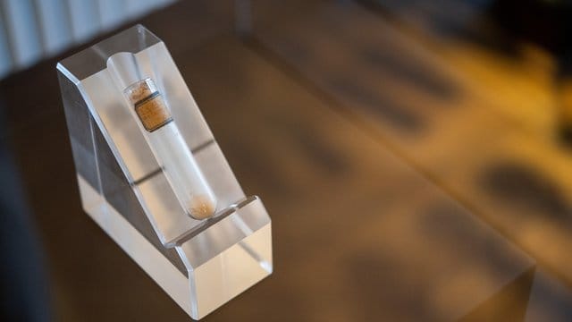 Ein Reagenzglas mit isolierter Nukleinsäure aus Lachssperma aus den Originalbeständen des Forschers Miescher, der das Nuklein entdeckt hat, steht im Museum der Universität Tübingen. Ein Reagenzglas mit isolierter Nukleinsäure aus Lachssperma aus den Originalbeständen des Forschers Miescher, der das Nuklein entdeckt hat, steht im Museum der Universität Tübingen.