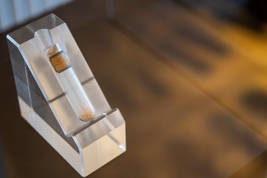 Ein Reagenzglas mit isolierter Nukleinsäure aus Lachssperma aus den Originalbeständen des Forschers Miescher, der das Nuklein entdeckt hat, steht im Museum der Universität Tübingen.