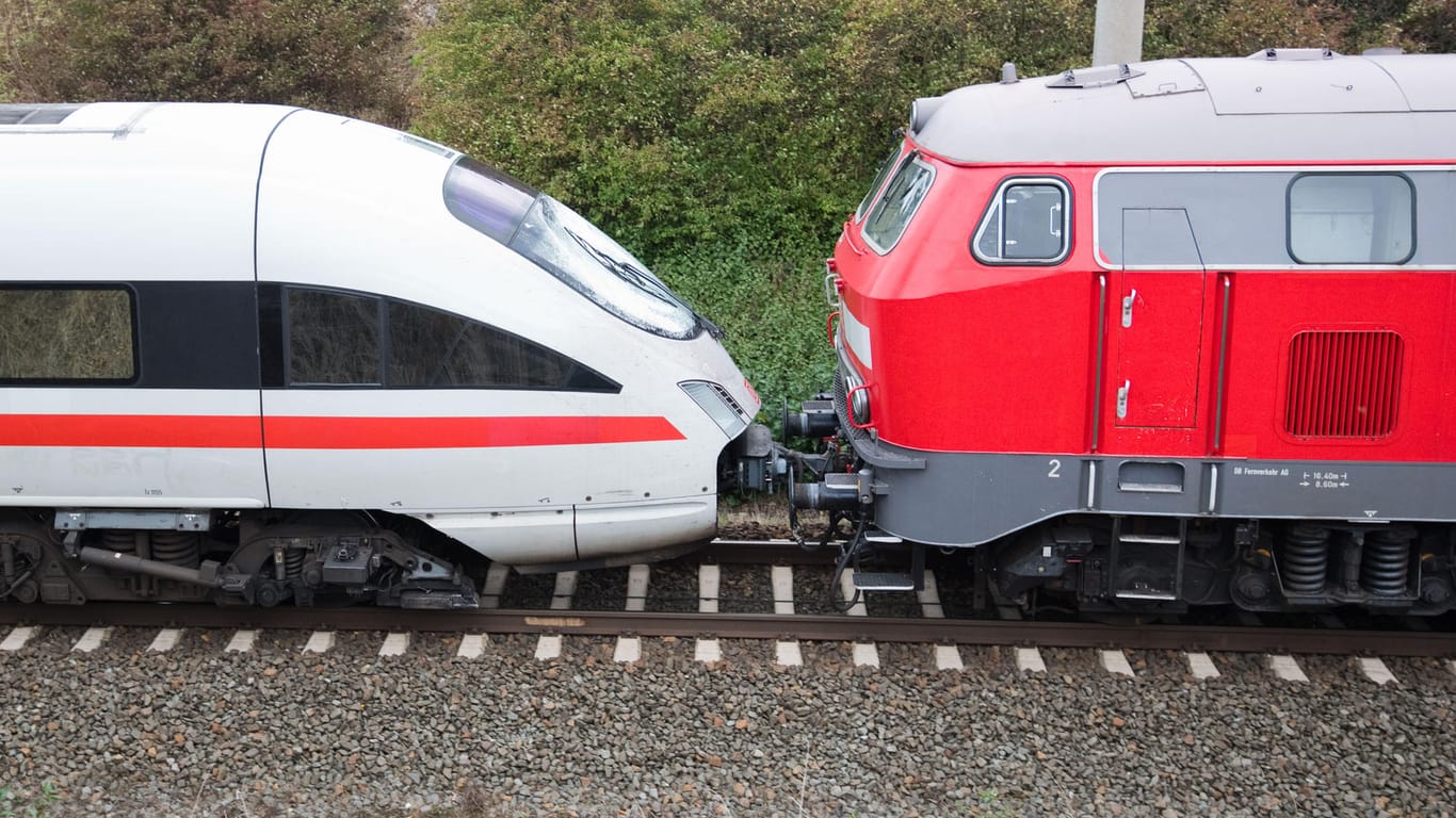 Eine Diesellok schleppt bei Wolfsburg einen ICE ab: Die Bahn rechnet den ganzen Montag mit Ausfällen und Verspätungen.