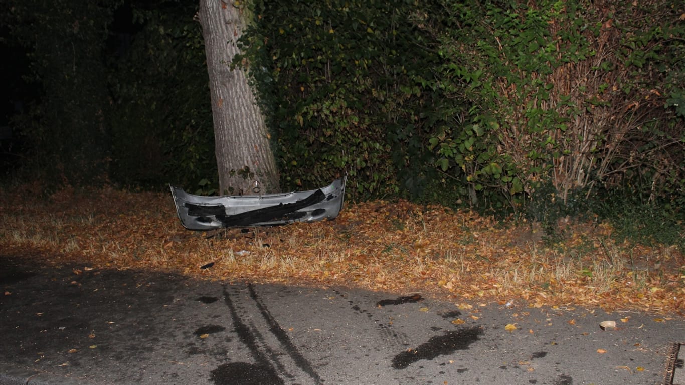 Die Stoßstange eines Mercedes an einem Baum: Der Unfallfahrer war betrunken.