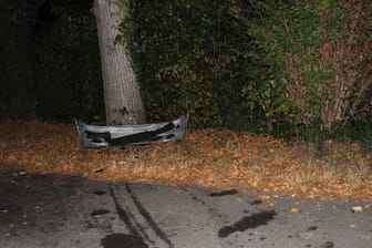 Die Stoßstange eines Mercedes an einem Baum: Der Unfallfahrer war betrunken.
