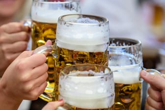 Besucherinnen prosten sich mit ihrer Maß Bier zu: Bei einem Test hatten 13- und 14-Jährige Bier bekommen.
