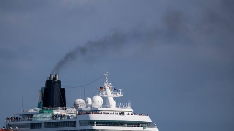 Abgase bei Kreuzfahrtschiffen: Aus dem Schornstein eines Kreuzfahrtschiffes steigt beim Einlaufen in den Hafen von Rostock eine Rauchwolke auf.