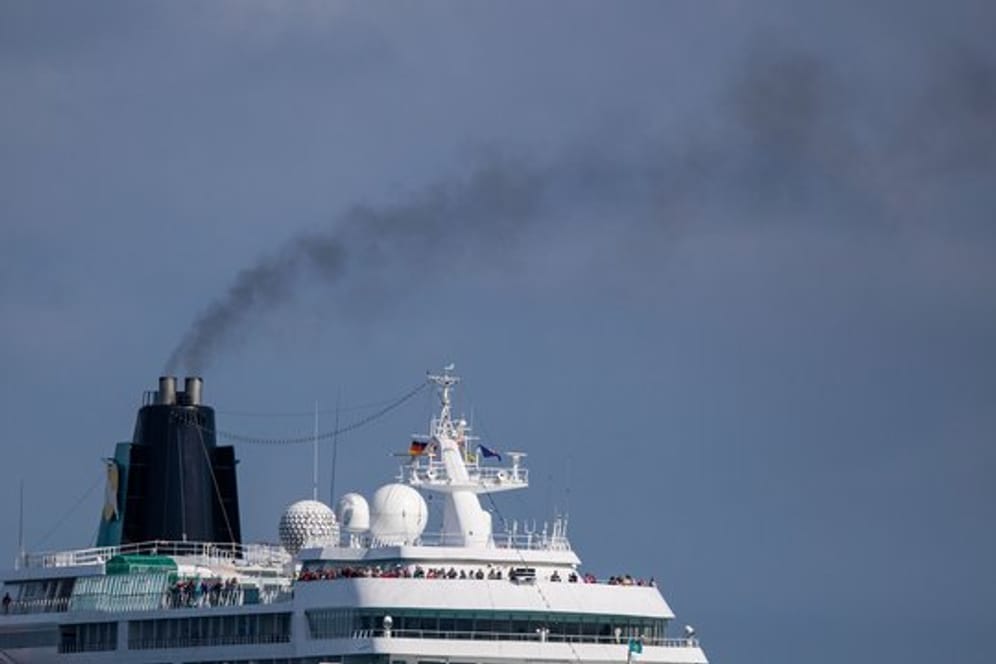 Abgase bei Kreuzfahrtschiffen: Aus dem Schornstein eines Kreuzfahrtschiffes steigt beim Einlaufen in den Hafen von Rostock eine Rauchwolke auf.