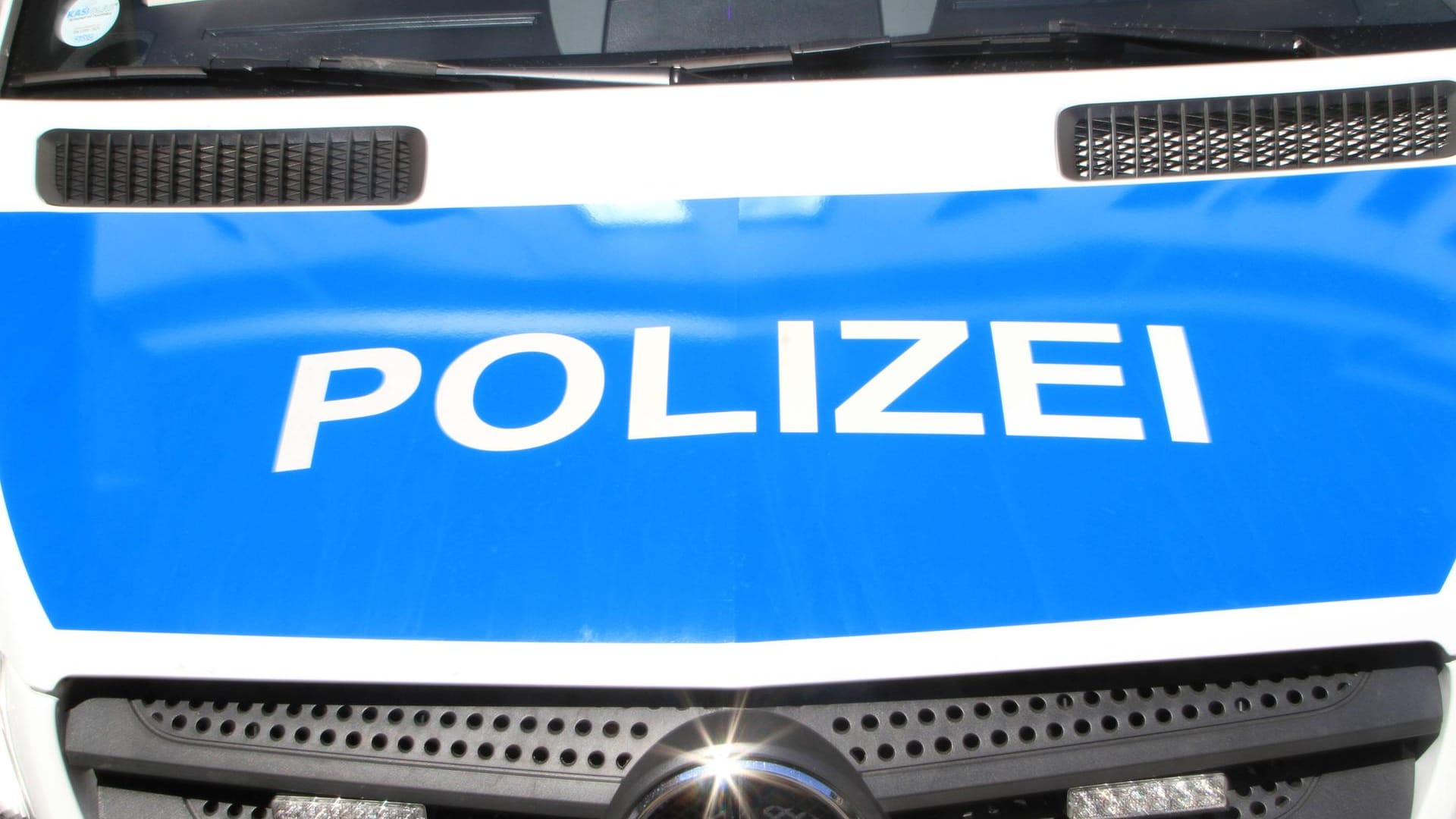 Polizeiauto (Symbolbild): Gegenüber der Polizei sprach die Zehnjährige davon, dass ein Mann sie gefesselt habe.