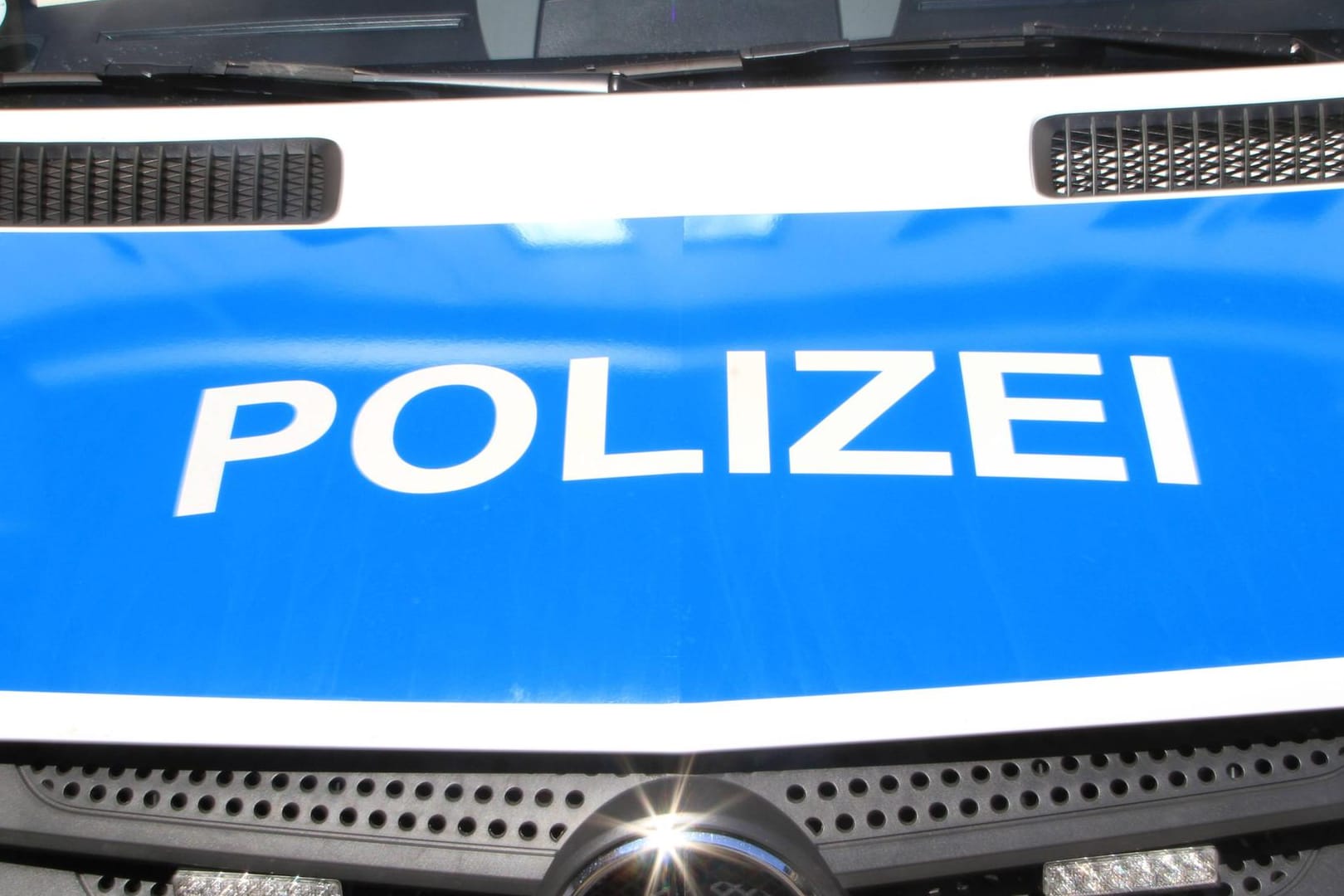 Polizeiauto (Symbolbild): Gegenüber der Polizei sprach die Zehnjährige davon, dass ein Mann sie gefesselt habe.