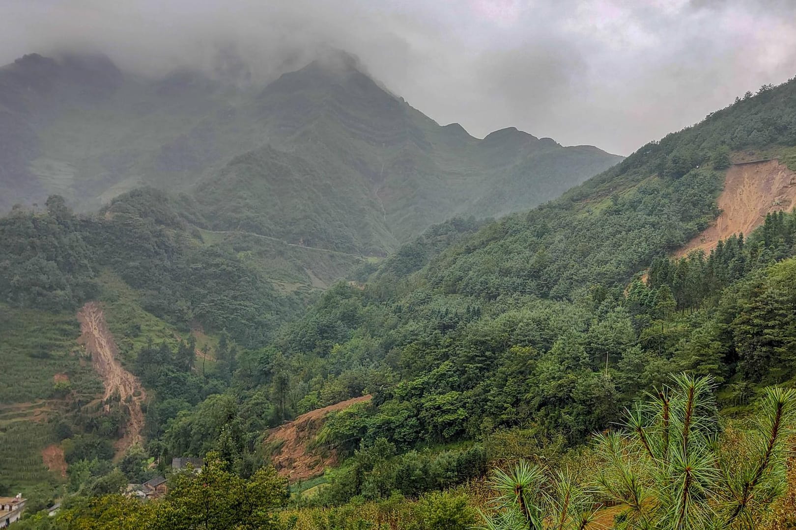 Landschaft in der Provinz Yunnan: Ein Straftäter lebte 17 Jahre lang in Höhlen. (Archivbild)