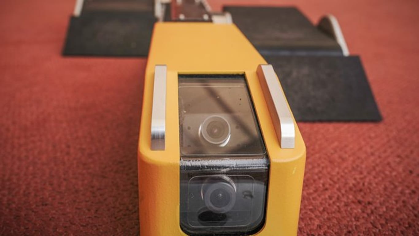 In die gelben Startblöcke sind sogenannte "upper cameras" eingebaut, die ein Bild von unten liefern.