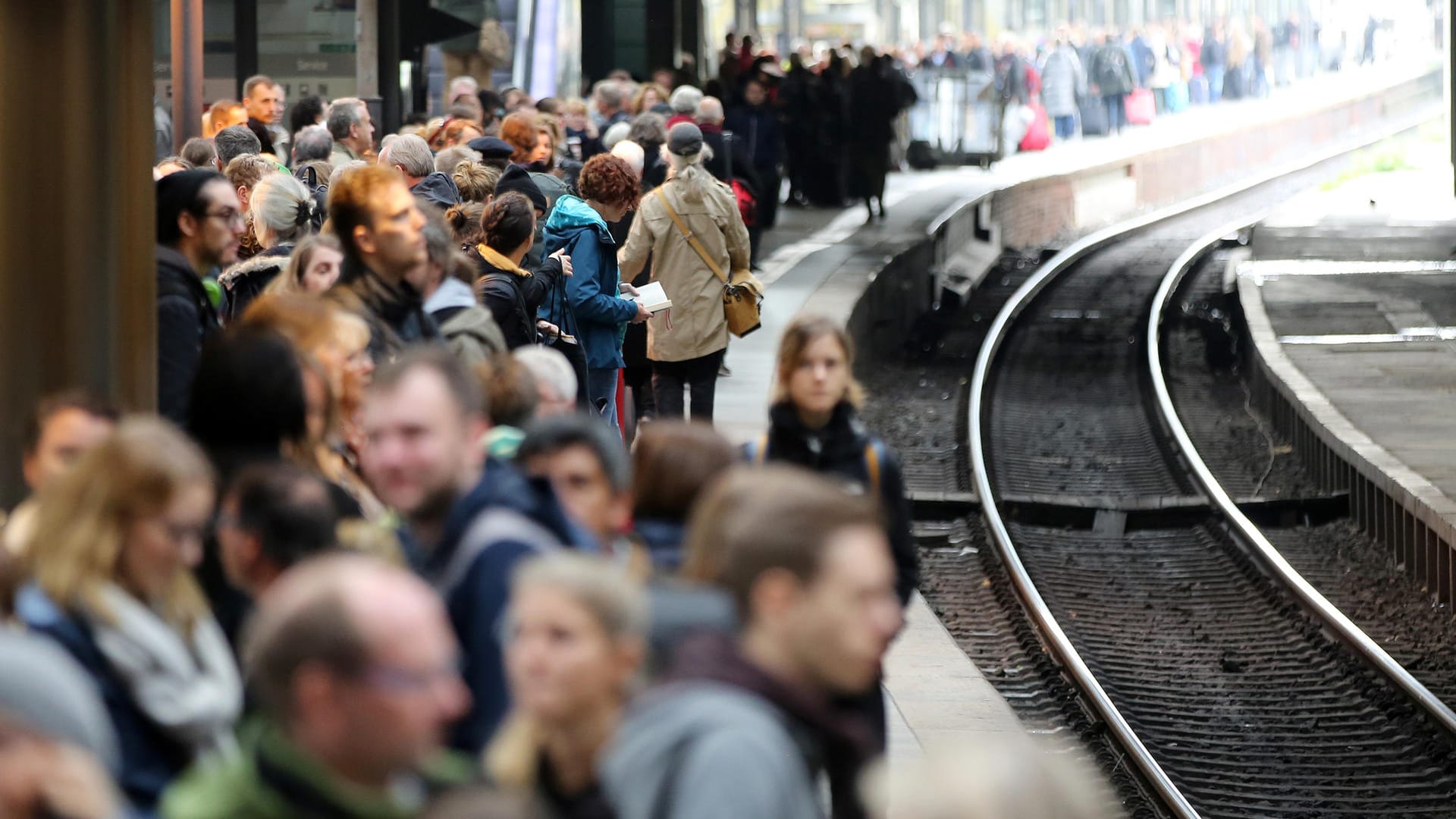 Reisende warten im Hauptbahnhof Hamburg auf einen Zug: Die Deutsche Bahn stellte Teile des Fernverkehrs im Norden wegen des Sturmtiefs "Mortimer" ein.