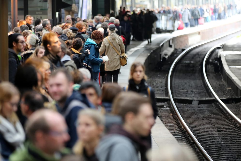 Reisende warten im Hauptbahnhof Hamburg auf einen Zug: Die Deutsche Bahn stellte Teile des Fernverkehrs im Norden wegen des Sturmtiefs "Mortimer" ein.