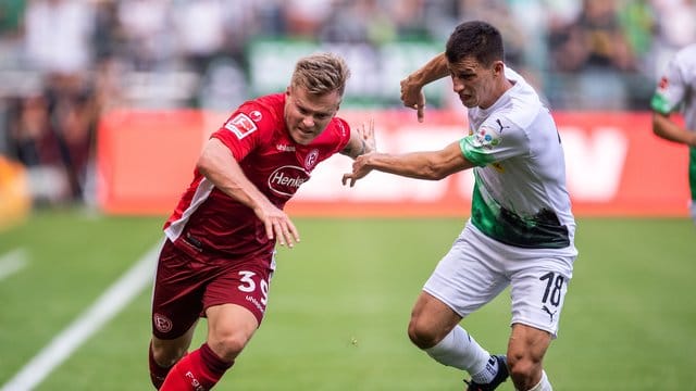 Fällt verletzt für Fortuna Düsseldorf aus: Jean Zimmer (l), im Zweikampf mit dem Gladbacher Stefan Lainer. Fällt verletzt für Fortuna Düsseldorf aus: Jean Zimmer (l), im Zweikampf mit dem Gladbacher Stefan Lainer.