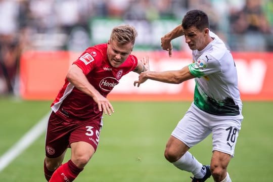 Fällt verletzt für Fortuna Düsseldorf aus: Jean Zimmer (l), im Zweikampf mit dem Gladbacher Stefan Lainer.