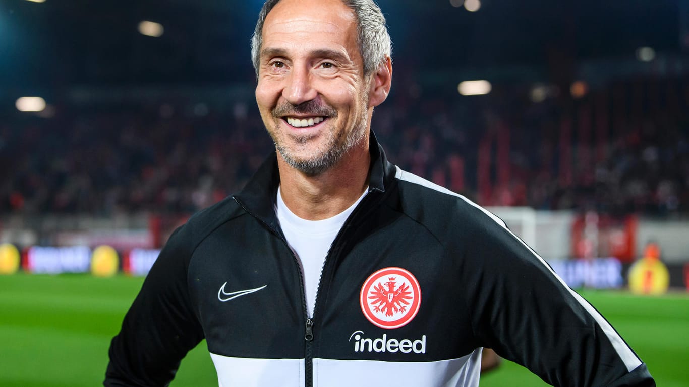 Adi Hütter strahlt: Der Eintracht-Coach wäre beinahe bei Werder Bremen gelandet.
