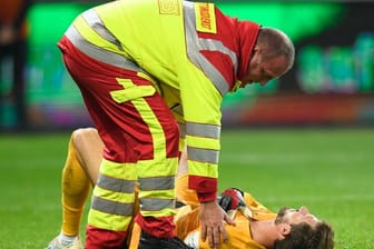 Eintracht Torhüter Kevin Trapp wird in Berlin von einem Sanitäter behandelt.
