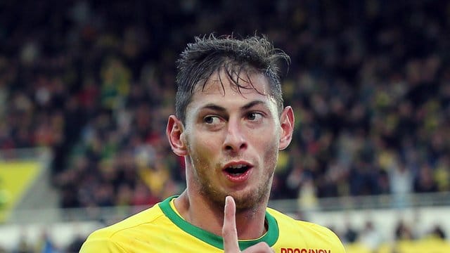 Der argentinische Fußball-Profi Emiliano Sala war mit einem Flugzeug über dem Ärmelkanal abgestürzt. Der argentinische Fußball-Profi Emiliano Sala war mit einem Flugzeug über dem Ärmelkanal abgestürzt.