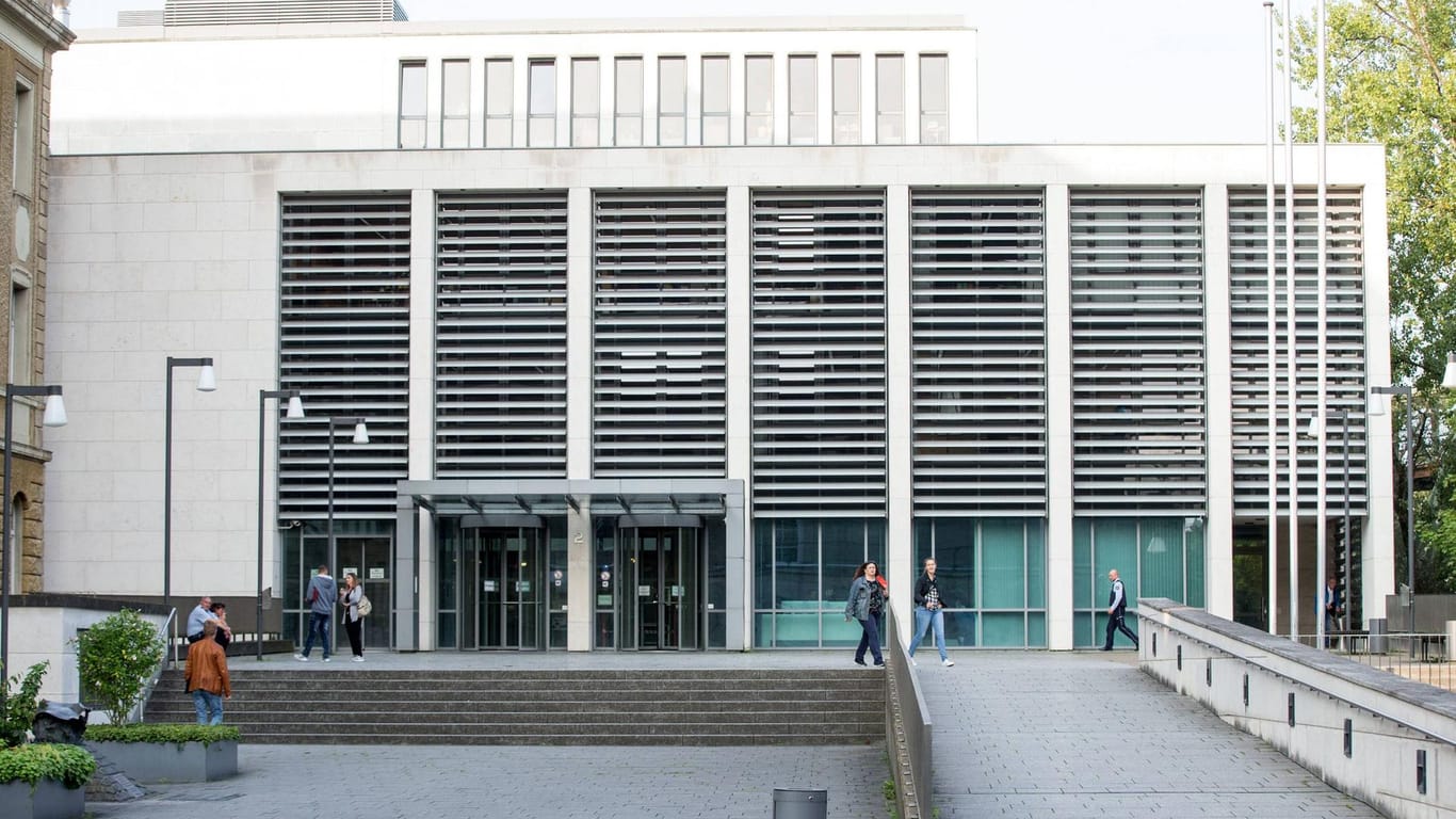 Das Justizzentrum in Wuppertal: Am Montag startete hier der Prozess einer Messerattacke in einem Sozialbüro.