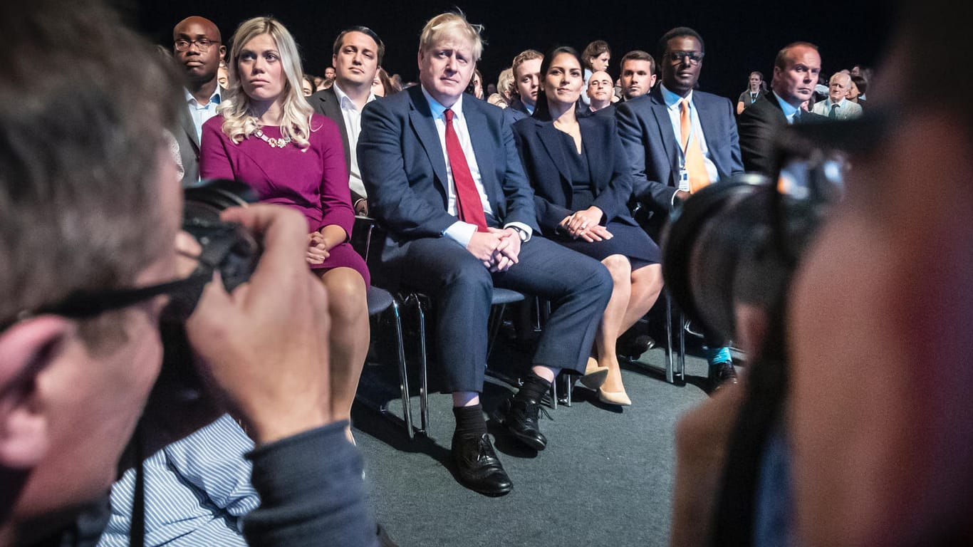 "Brexit durchziehen": Premierminister Boris Johnson (M.) beim Parteitag der britischen Konservativen in Manchester.