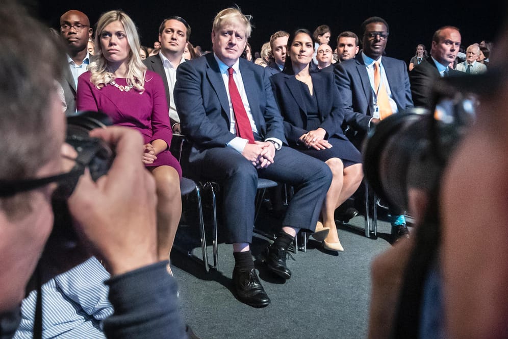 "Brexit durchziehen": Premierminister Boris Johnson (M.) beim Parteitag der britischen Konservativen in Manchester.