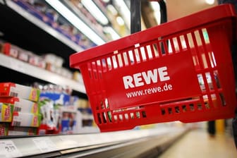 Kunde im Rewe-Supermarkt: Röstzwiebeln aus den Filialen des Lebensmitteleinzelhändlers werden zurückgerufen.