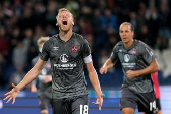 Nürnbergs Hanno Behrens bejubelt sein Tor zum zwischenzeitlichen 0:2 gegen Hannover 96.