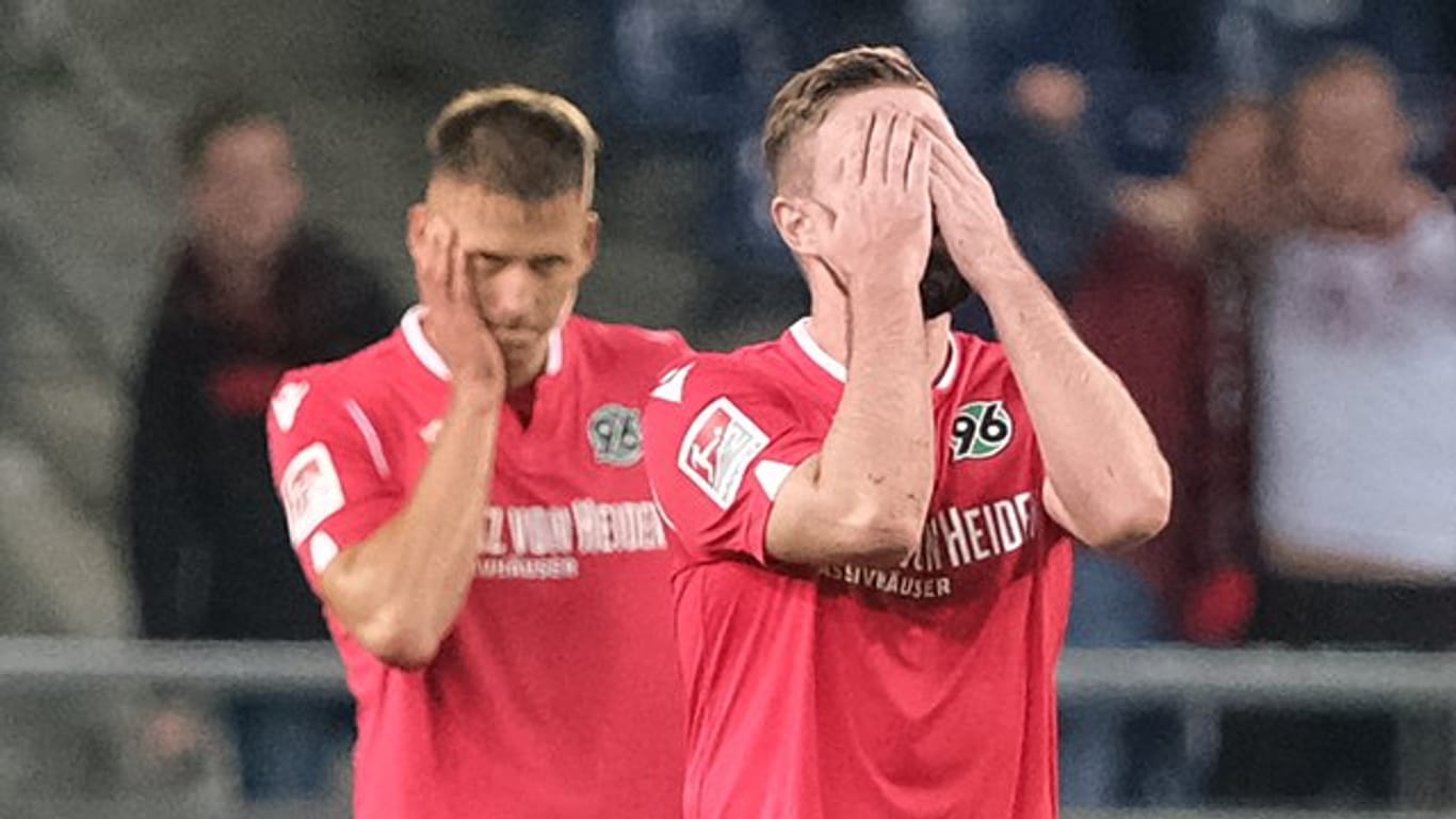 0:4-Heimniederlage gegen Nürnberg: Hannovers Marc Stendera (r) und Waldemar Anton schlagen die Hände vor den Kopf.