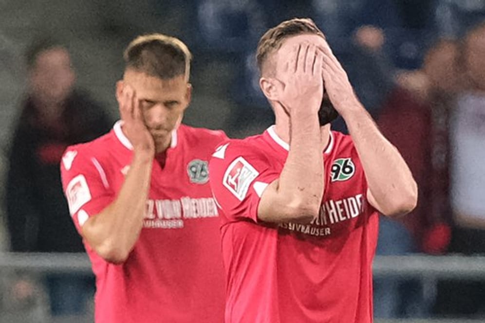 0:4-Heimniederlage gegen Nürnberg: Hannovers Marc Stendera (r) und Waldemar Anton schlagen die Hände vor den Kopf.