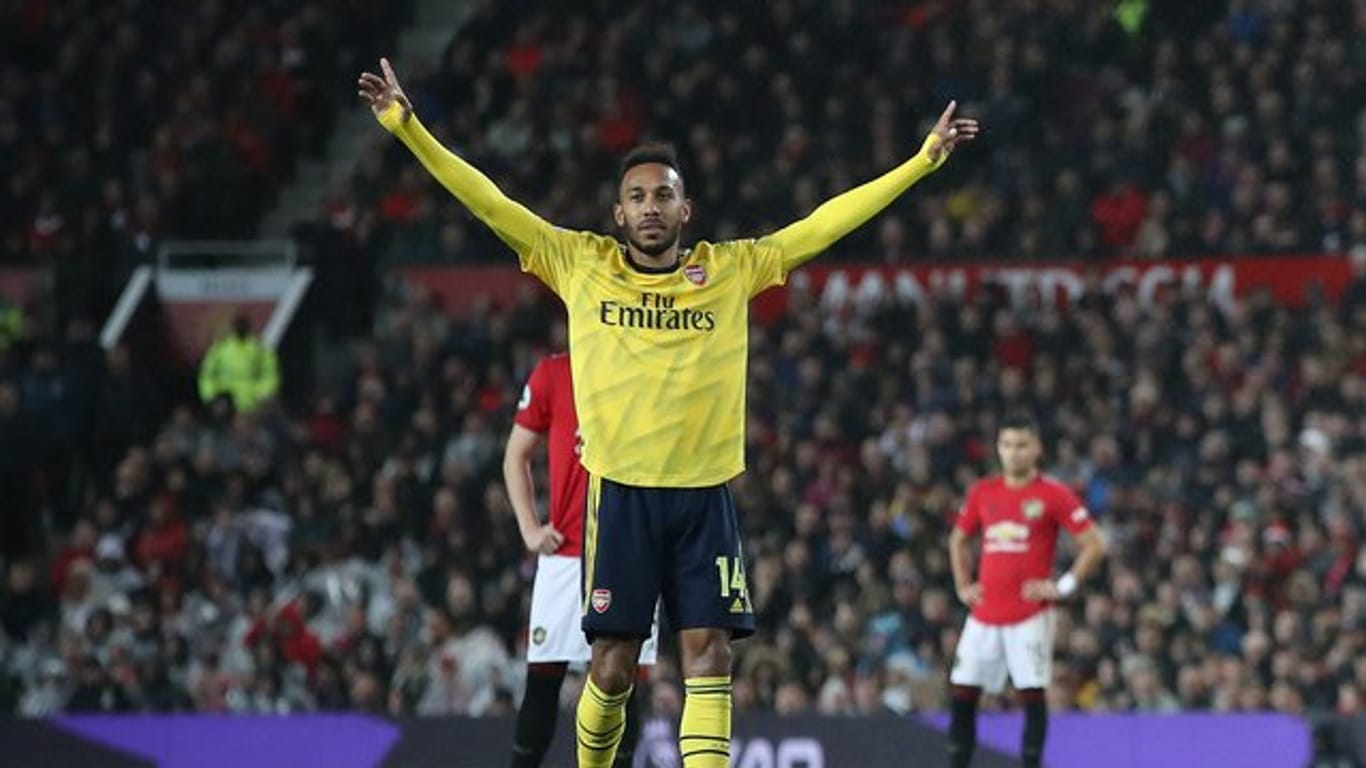 Pierre-Emerick Aubameyang (M) vom FC Arsenal sorgte mit seinem Treffer für den 1:1-Ausgleich gegen Manchester United.