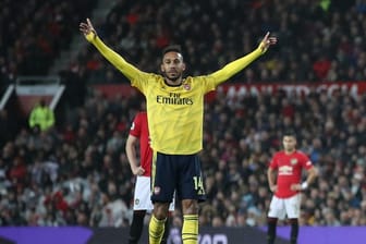 Pierre-Emerick Aubameyang (M) vom FC Arsenal sorgte mit seinem Treffer für den 1:1-Ausgleich gegen Manchester United.
