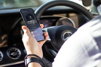 Eine passende App fürs Smartphone empfängt die Daten aus dem Auto und zeigt sie an.