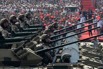 Militärparade in Peking: China hat neben Panzern auch einige seiner modernsten Waffen präsentiert.